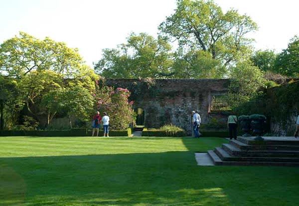 Sissinghurst i England kan ståta med perfekta gräsmattor.