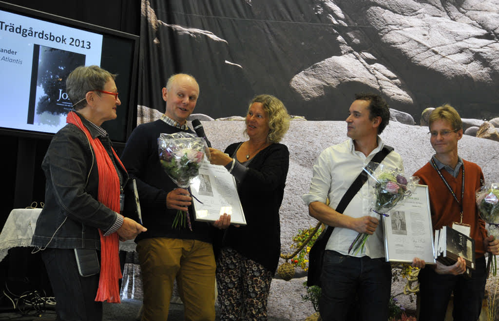 Prisutdelning Årets Trädgårdsbok 2013. Författaren är tvåa från vänster. 
Foto: Bernt Svensson