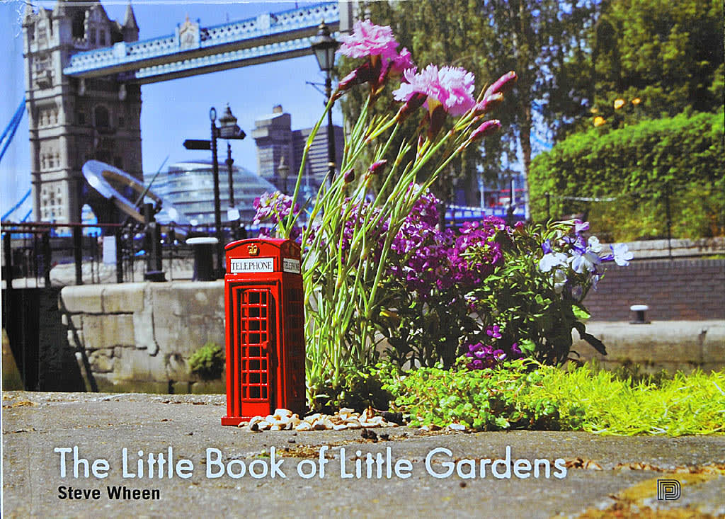 The Little Book of Little Gardens med text och bilder av Steve Wheen.
