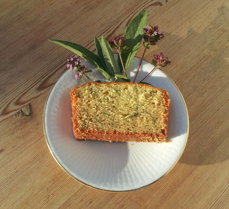 En alldeles vanlig sockerkaka smaksatt med blommor och blad.