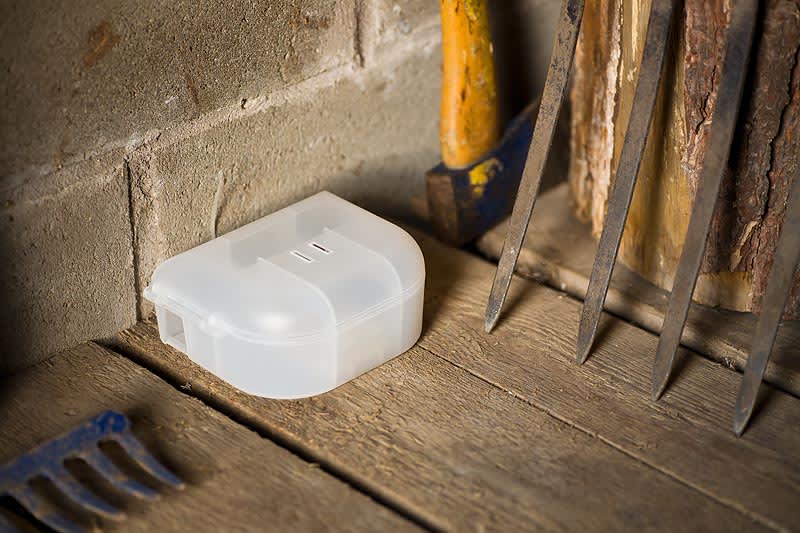 Safe MouseBox är en smart musfälla där själva fällan placerats i en transparent plastbox med två ingångar för musen. 