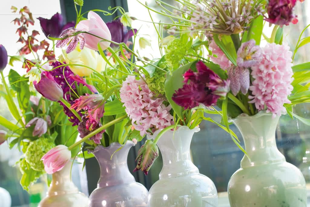 Snittblommor kan nästan göra underverk hemma! Plötsligt ser det snyggt och inbjudande ut fast städningen kanske inte hunnits med.Foto: Blomsterfrämjandet, IBC