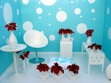 Tyget på kudden har designats speciellt för Blomsterfrämjandet av Maja Sjöberg, textilstuderande på Konstfack.