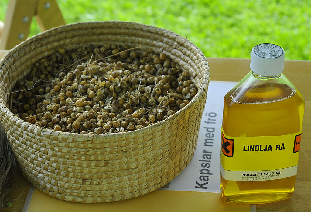 Linets frökapslar och rå linolja. 
Foto: Sylvia Svensson