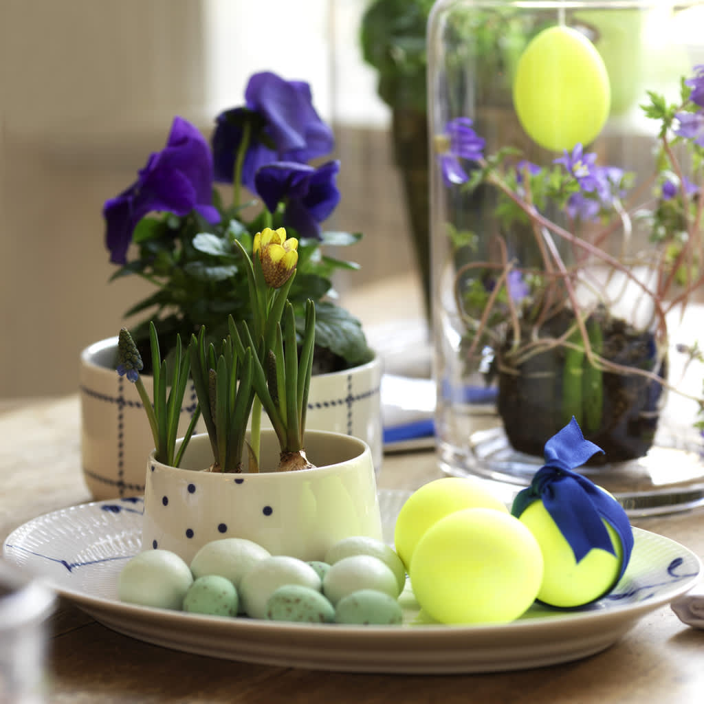 Neongula ägg tillsammans med blåa växter och andra detaljer blir fint till påsken.
Foto: Sofie Helsted och Mille Fly