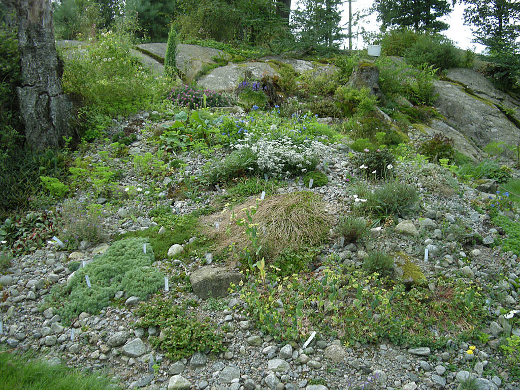 Ett naturlig berg kompletterad med en "kullerstenås".
Foto: Sylvia Svensson 