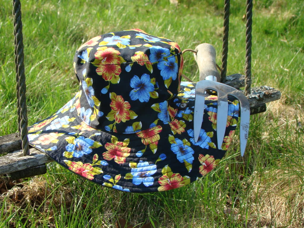 Ibland behöver vi lägga hatten och krattan en stund för att pausa i trädgårdsbestyren. Snart kommer vinter och pausen blir lite längre än vi önskar. Då håller vid grönskan grön här på Odla.nu! Foto: Katarina Kihlberg