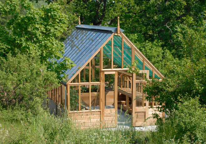 Det vackra växthuset i cederträ smälter helt in i omgivningen. Foto: Vansta Trädgård