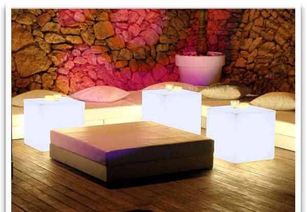 Cuby Light, borden som lyser upp tillvaron! Från [Balkongshoppen](http://www.balkongshoppen.se/cuby-light-lysande-bord-p-480-c-111.aspx)
