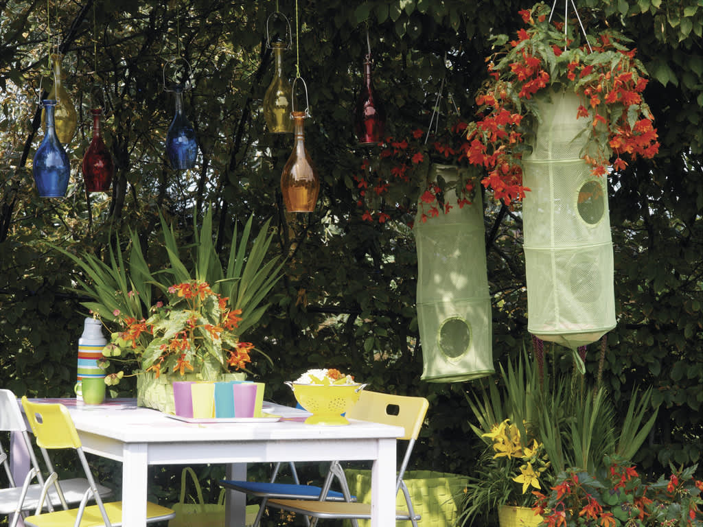 Placera några hängbegonior i klädförvaringsboxar och häng upp i träden. Effektfullt! 
Foto: Blomsterfrämjandet