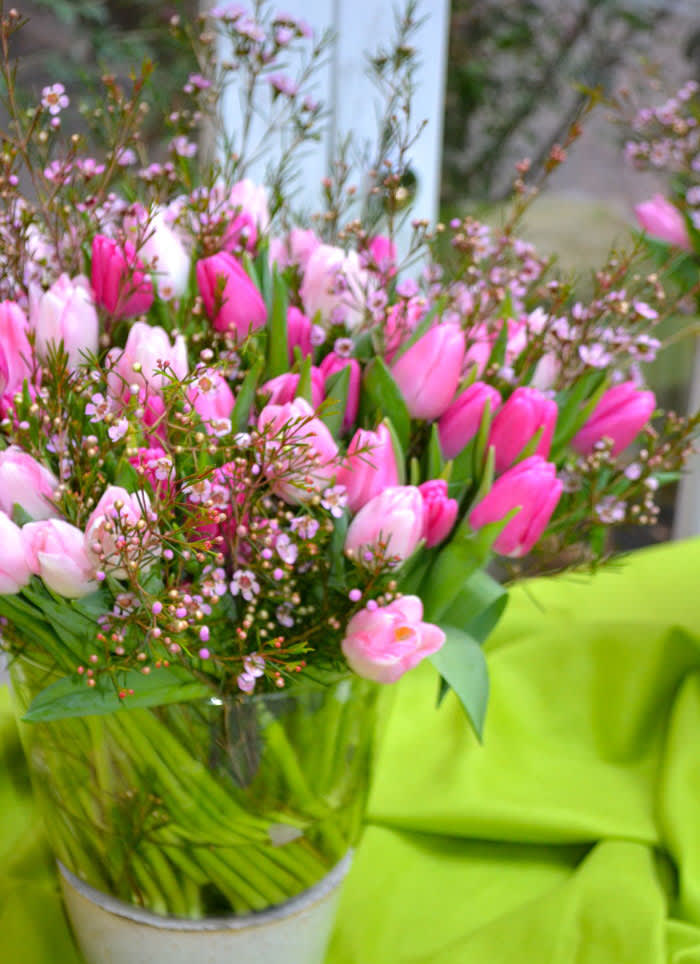 Tulpanbukett i rosa toner med vaxblommor i, Gunnar Kaj
Foto: Blomsterfrämjandet
