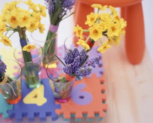 Lekfullt, spontant och okomplicerat är temat för vårens blomsterdekorationer. Foto: Flower Council.