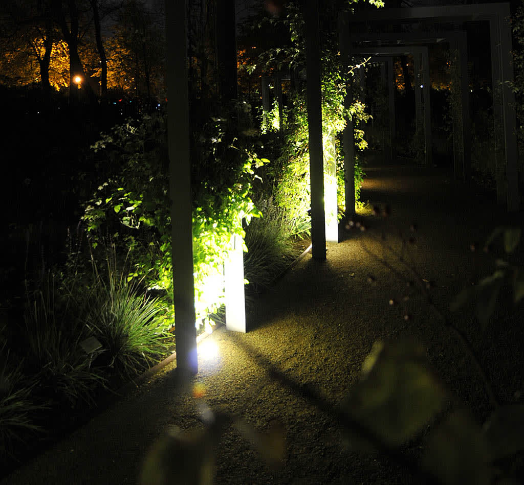 Gångbelysning och belysta stolpar är vackert i höstträdgården. Foto: Sylvia Svensson