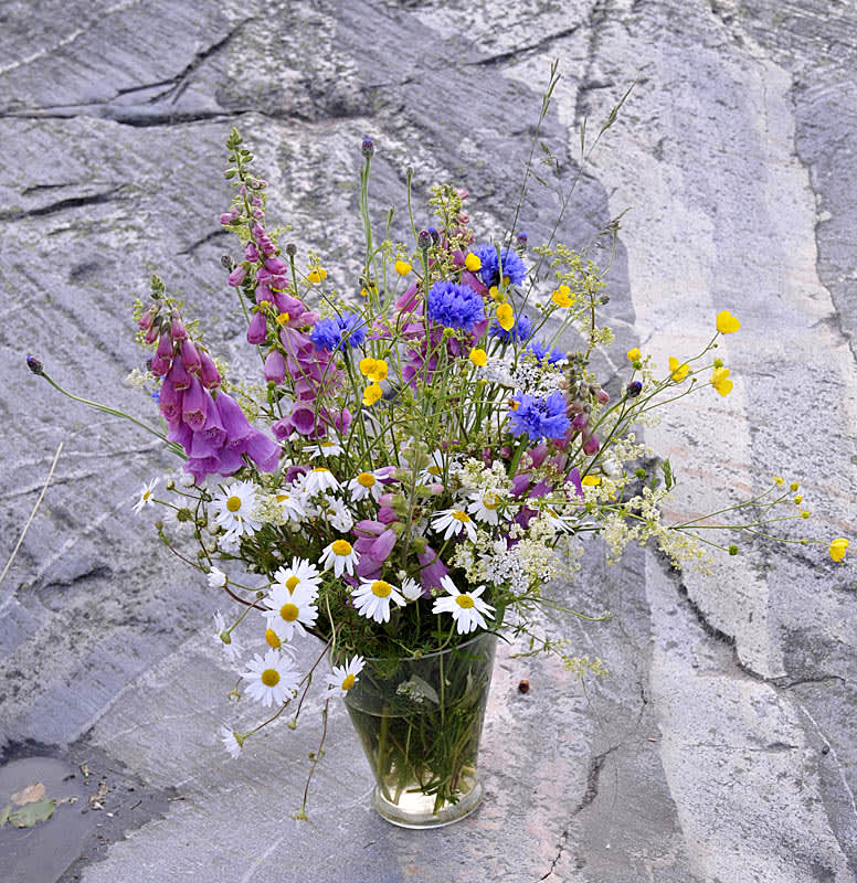 Kombinera blåklint med naturblommor och få en riktig midsommarbukett! 
Arr+foto: Sylvia Svensson