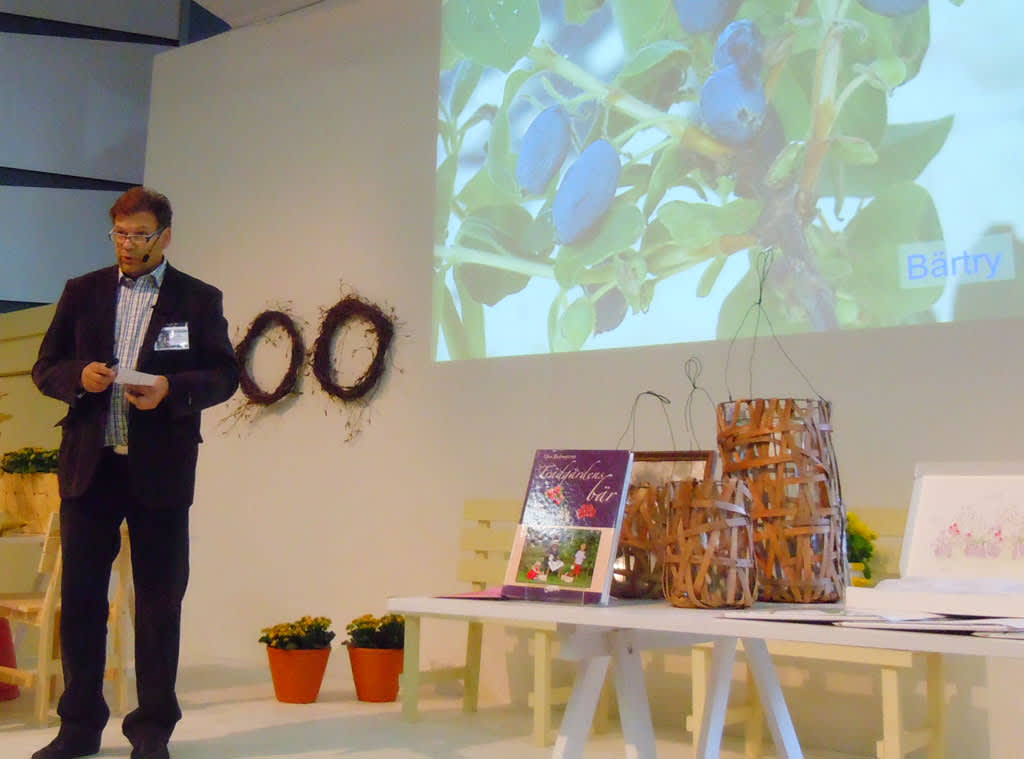 Leif Blomqvist talar om nya bär till trädgården.
Foto: Sylvia Svensson
