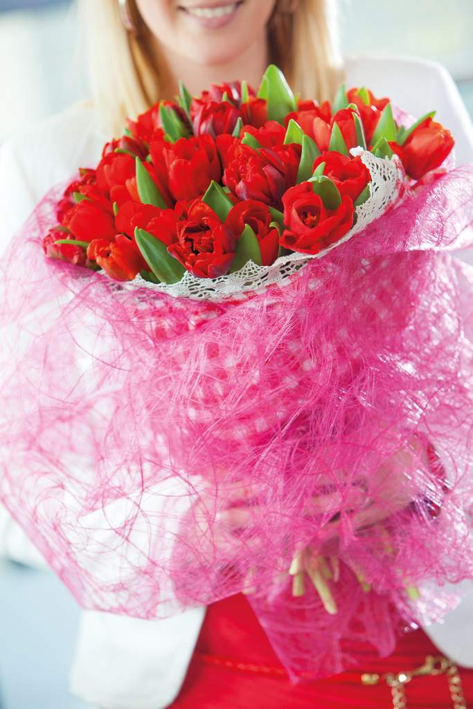 Rosa omslag runt den röda tulpanbuketten blir väldigt effektfullt! 
Foto: Blomsterfrämjandet