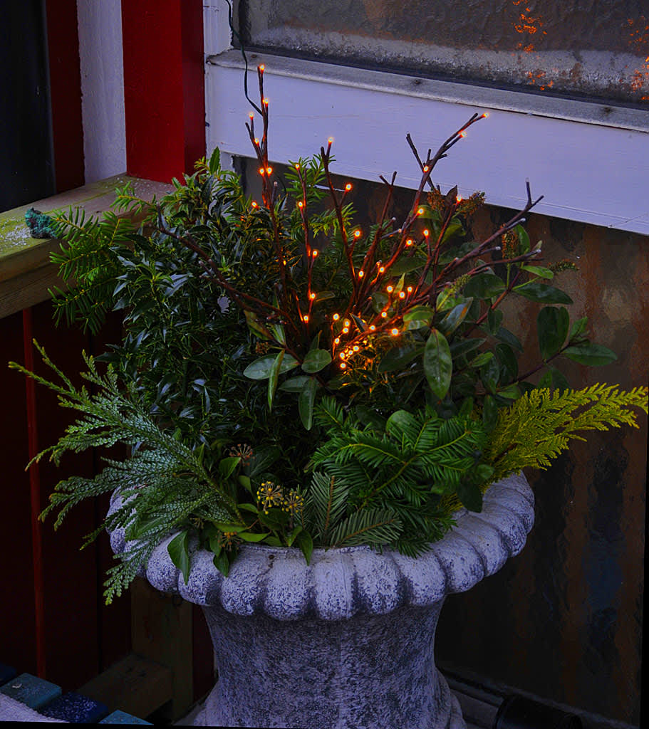 Adventsdekoration med gröna kvistar och en "ljuskvist". Arr+foto: Sylvia Svensson
