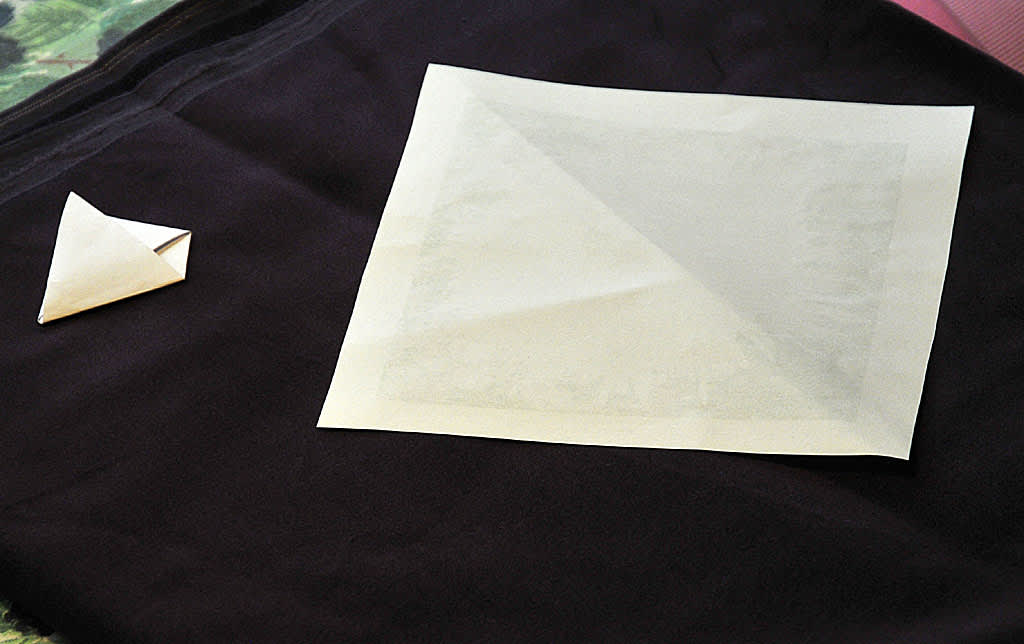 Enkla fröpåsen: börja med ett fyrkantigt papper. Foto: Bernt Svensson
