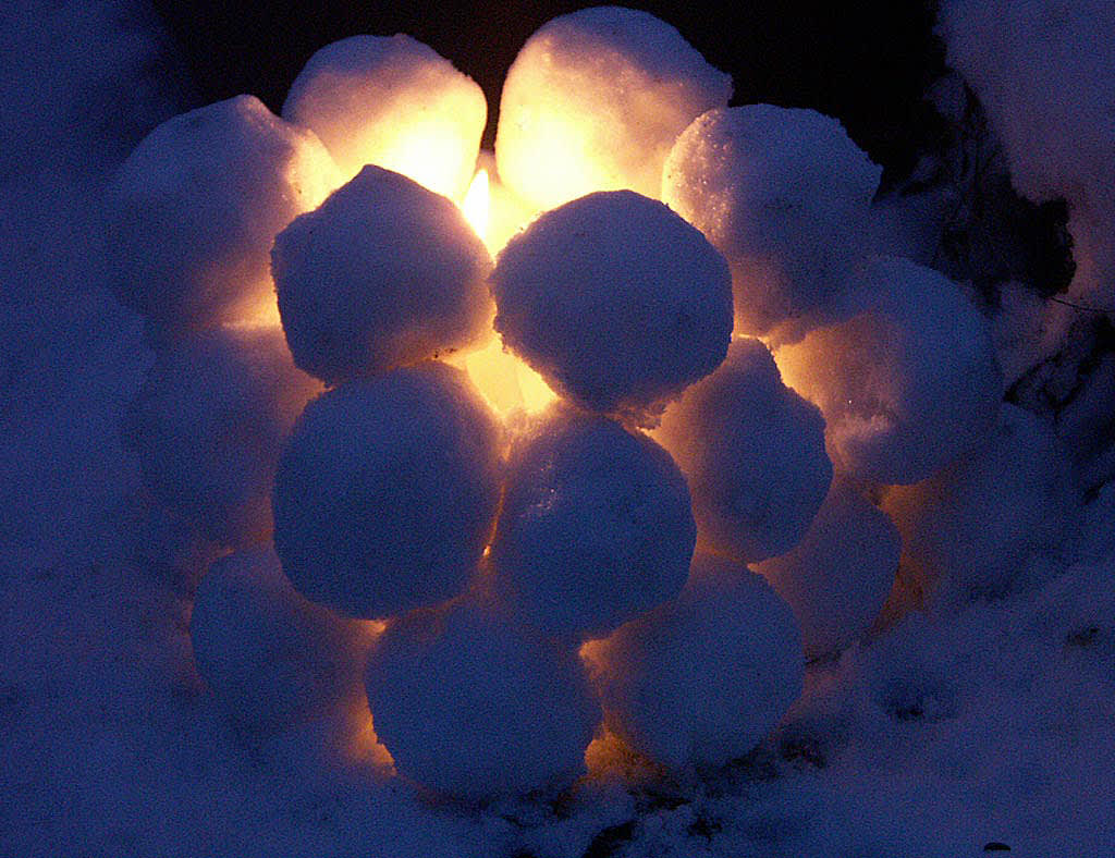 Snöbollslykta med en ljusslinga inutiArr + foto: Sylvia Svensson
