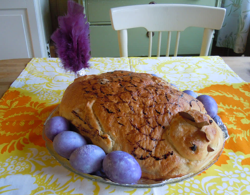 Ett nybakad påskbröd i form av en höna, omkringad av blåbärsfärgade ägg.
Foto och tillv. Sylvia Svensson