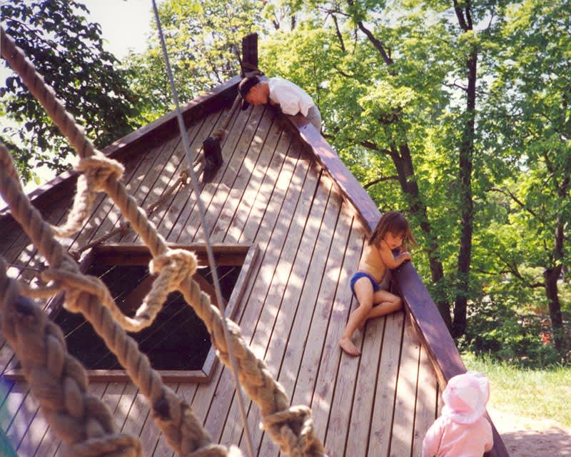 Detta lekskepp byggde vi på Fjäderholmarna 1990 för att alla barn skulle ha någonstans att "hänga och klänga". Skeppet fick en skyddad plats i en egen dunge.