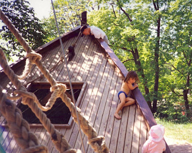 Detta lekskepp byggde vi på Fjäderholmarna 1990 för att alla barn skulle ha någonstans att "hänga och klänga". Skeppet fick en skyddad plats i en egen dunge.