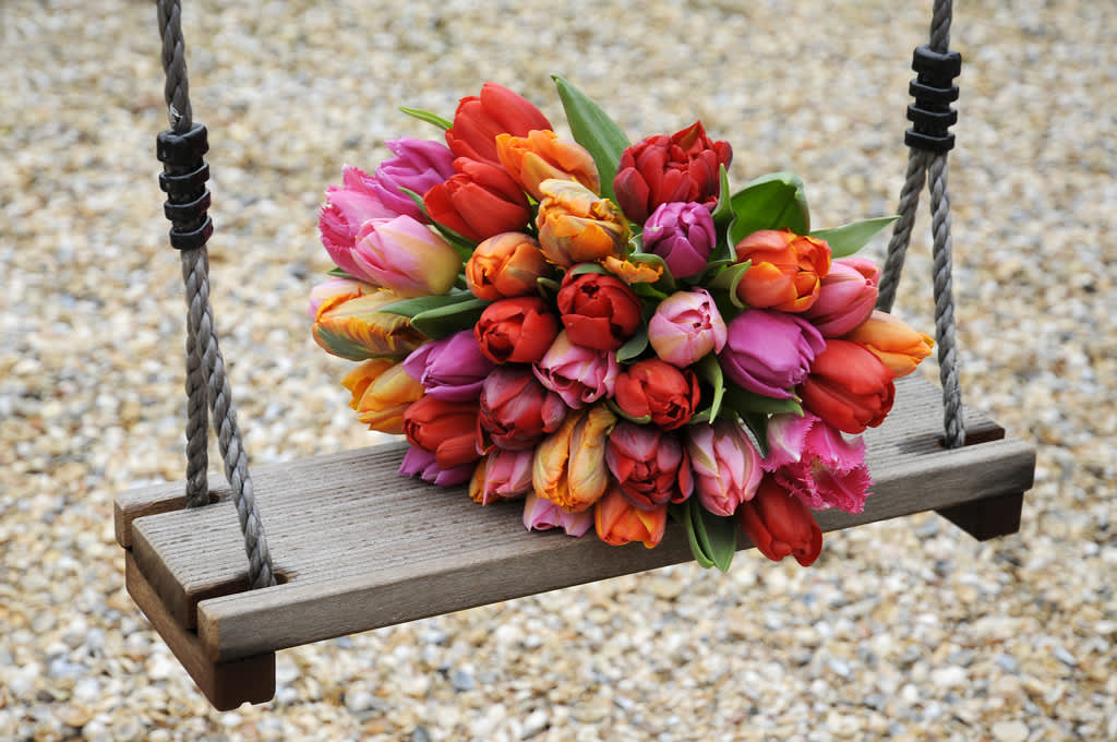 En tulpanbukett i blandade färger är för många bland de vackraste vårtecken de kan hitta! 
Foto: Blomsterfrämjandet