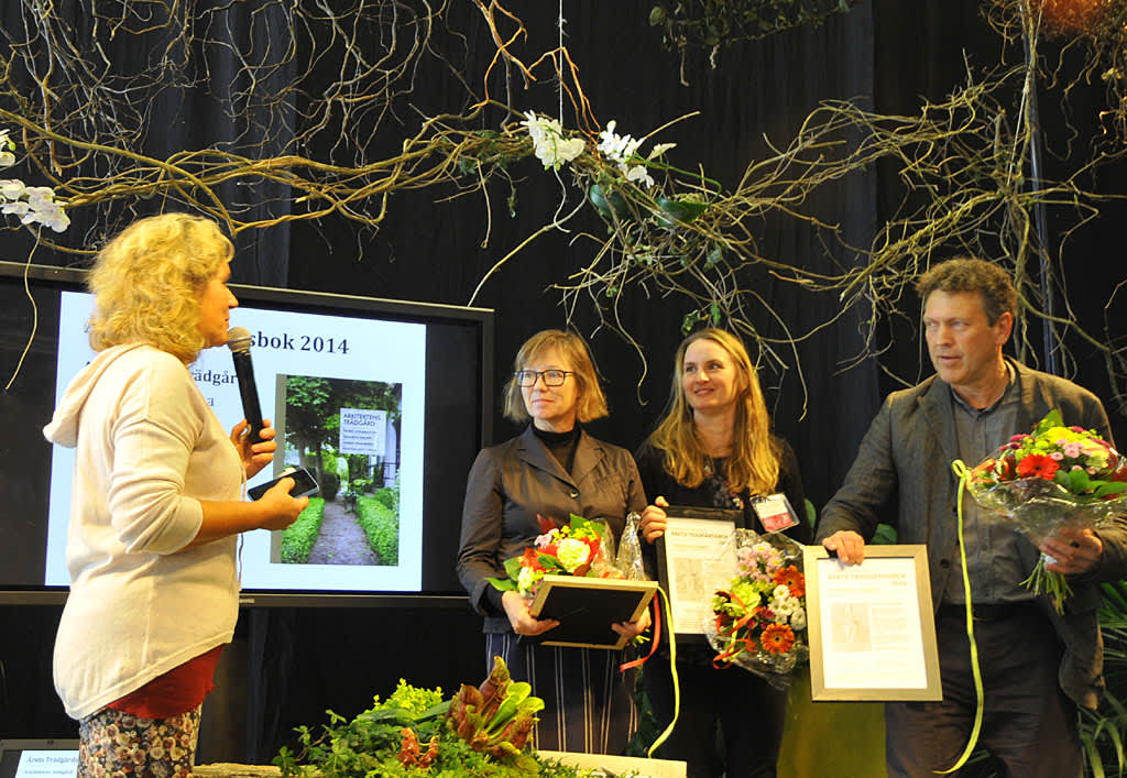 Författaren Kenneth Kauppi, formgivaren Marja Pennanen (tvåa tv) och Arenas representant tar emot priset från Gartenersällskapets representant (ej på bild) och Gunnel Carlson. Foto: Sylvia Svensson