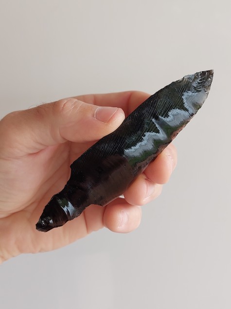 Pazourkový nůž – Obsidiánový hrot s řapem velký