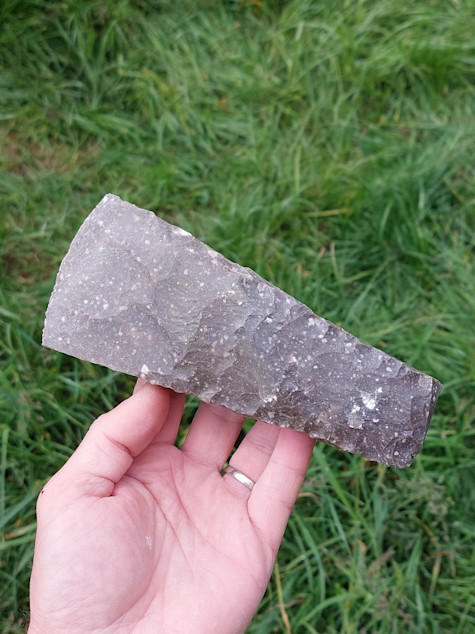 Výukový set – Eneoliticka sekera z kropenatého silicitu 