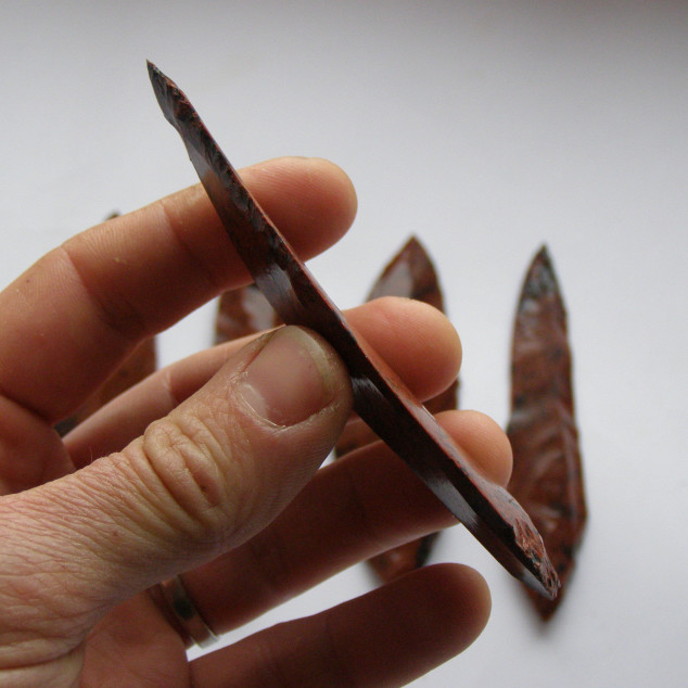 Pazourkový nůž – Sada 5 čepelových hrotů z červeného obsidiánu