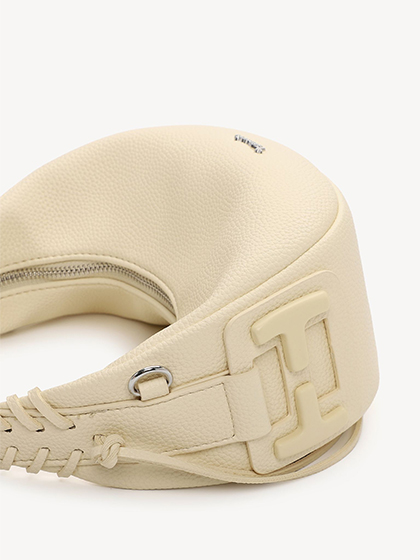 Pastellgelbe Tasche mit Rei&szlig;verschluss und geflochtenen Details, auf wei&szlig;em Hintergrund fotografiert