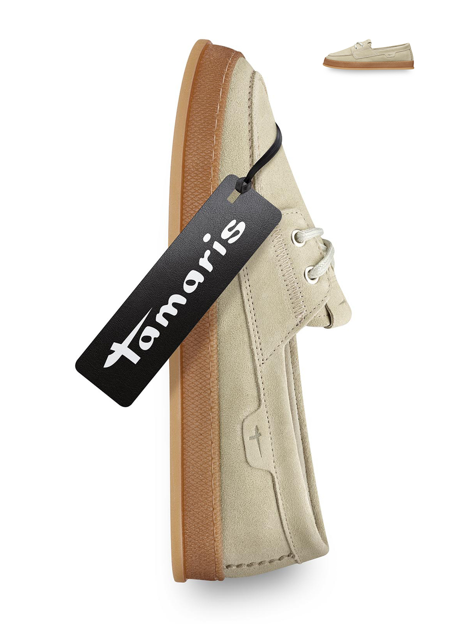 Chaussure en cuir Tamaris beige avec semelle marron et &eacute;tiquette de marque noire, photographi&eacute;e de c&ocirc;t&eacute;.