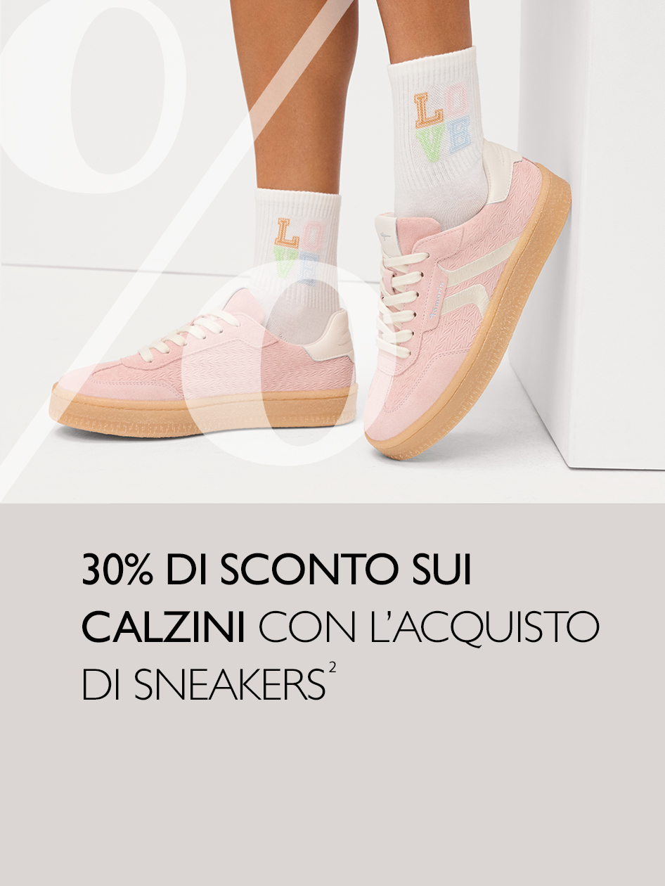 Sneakers rosa con calzini bianchi con stampa LOVE. Promozione: 30% sui calzini con l&rsquo;acquisto di un paio di sneakers.
