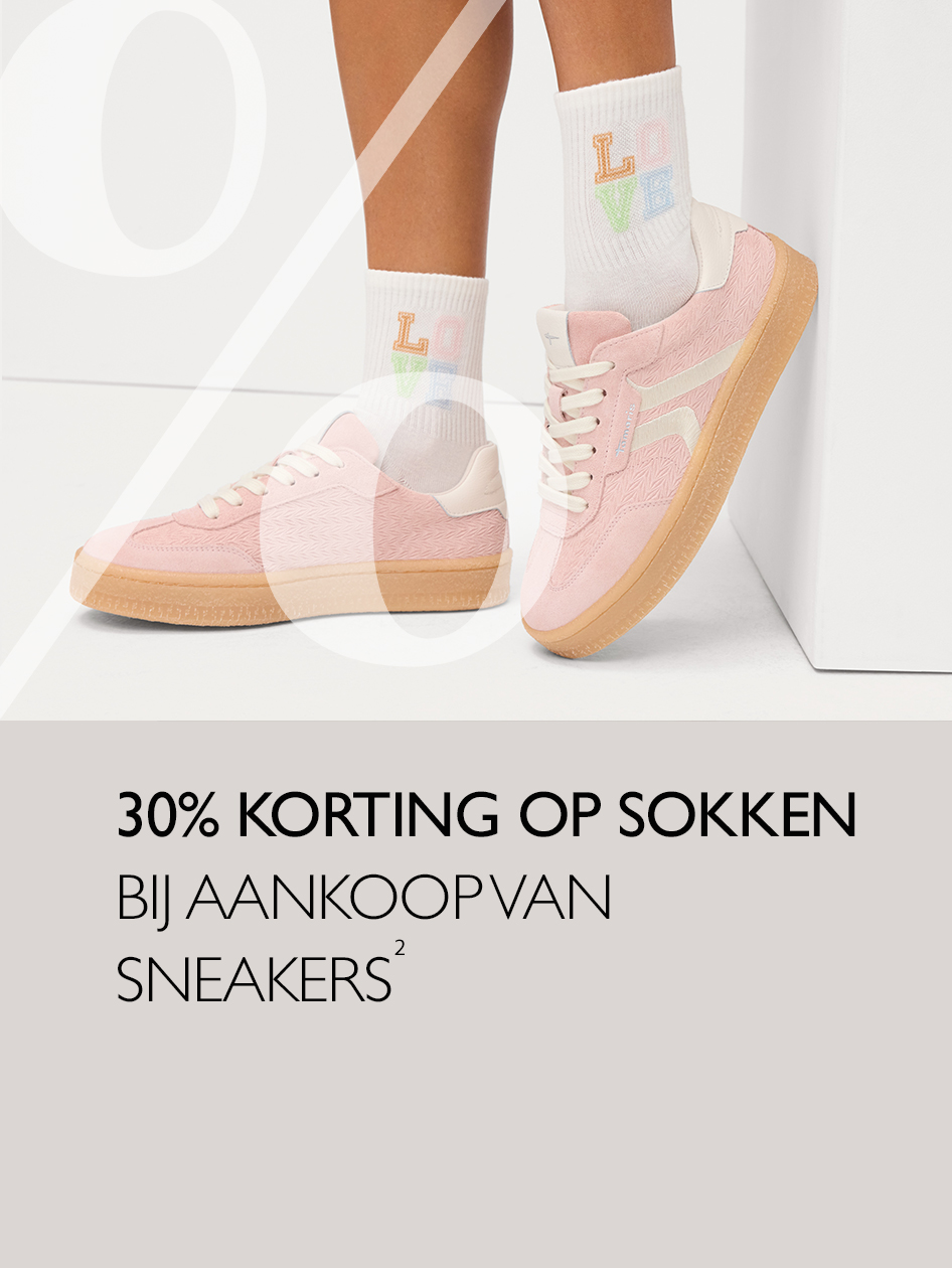 Roze sneakers met witte sokken met LOVE-opdruk. Actie: 30% op sokken bij aankoop van een paar sneakers.