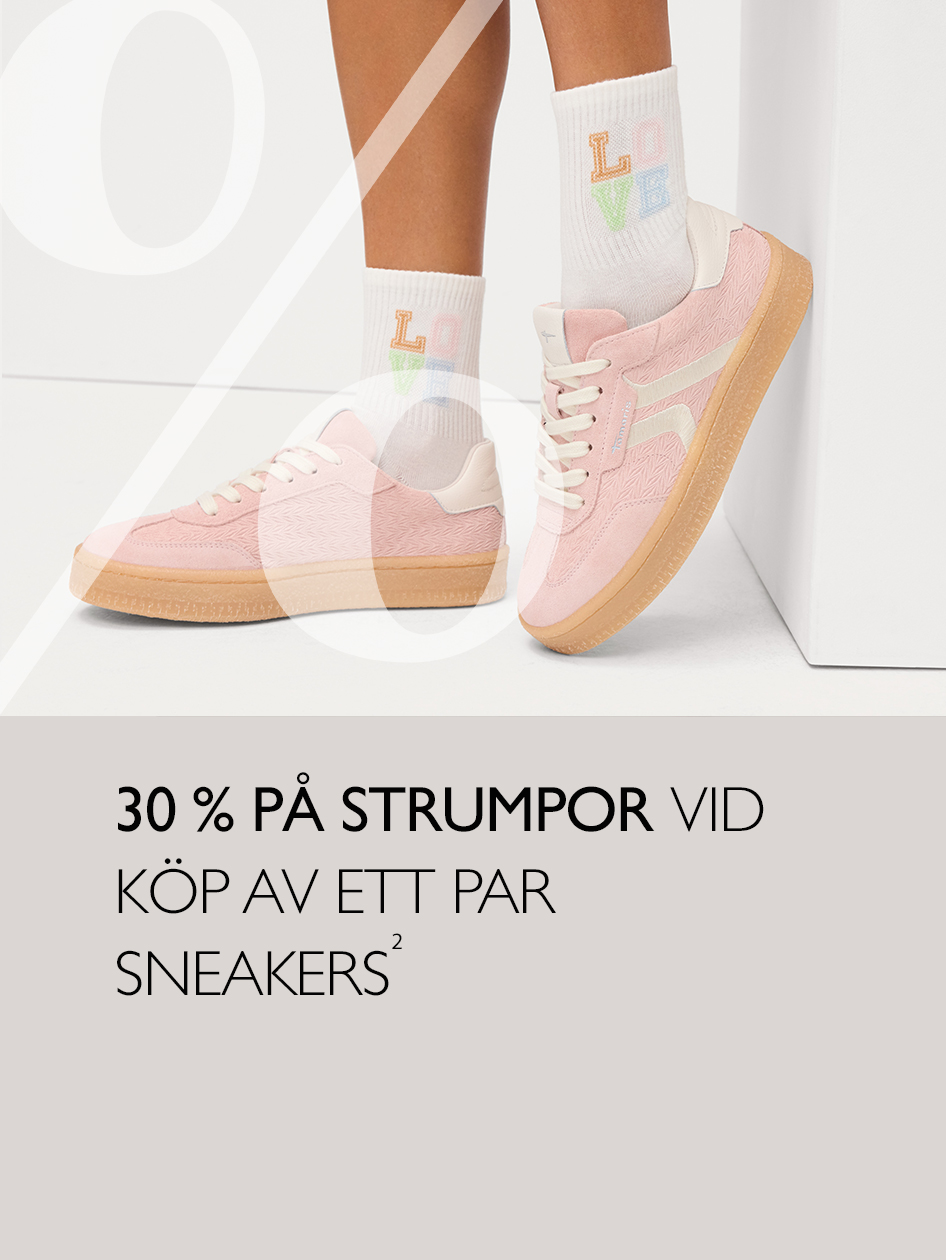 Rosa sneakers med vita strumpor med LOVE-tryck. Kampanj: 30 % p&aring; strumpor vid k&ouml;p av ett par sneakers.