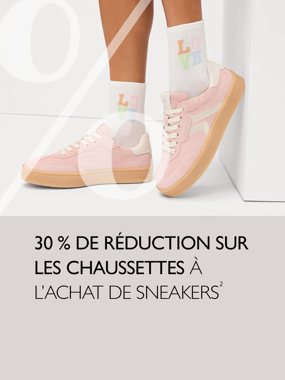 Baskets roses avec chaussettes blanches &agrave; imprim&eacute; LOVE. Promotion : -30 % sur les chaussettes pour l&rsquo;achat d&rsquo;une paire de sneakers.