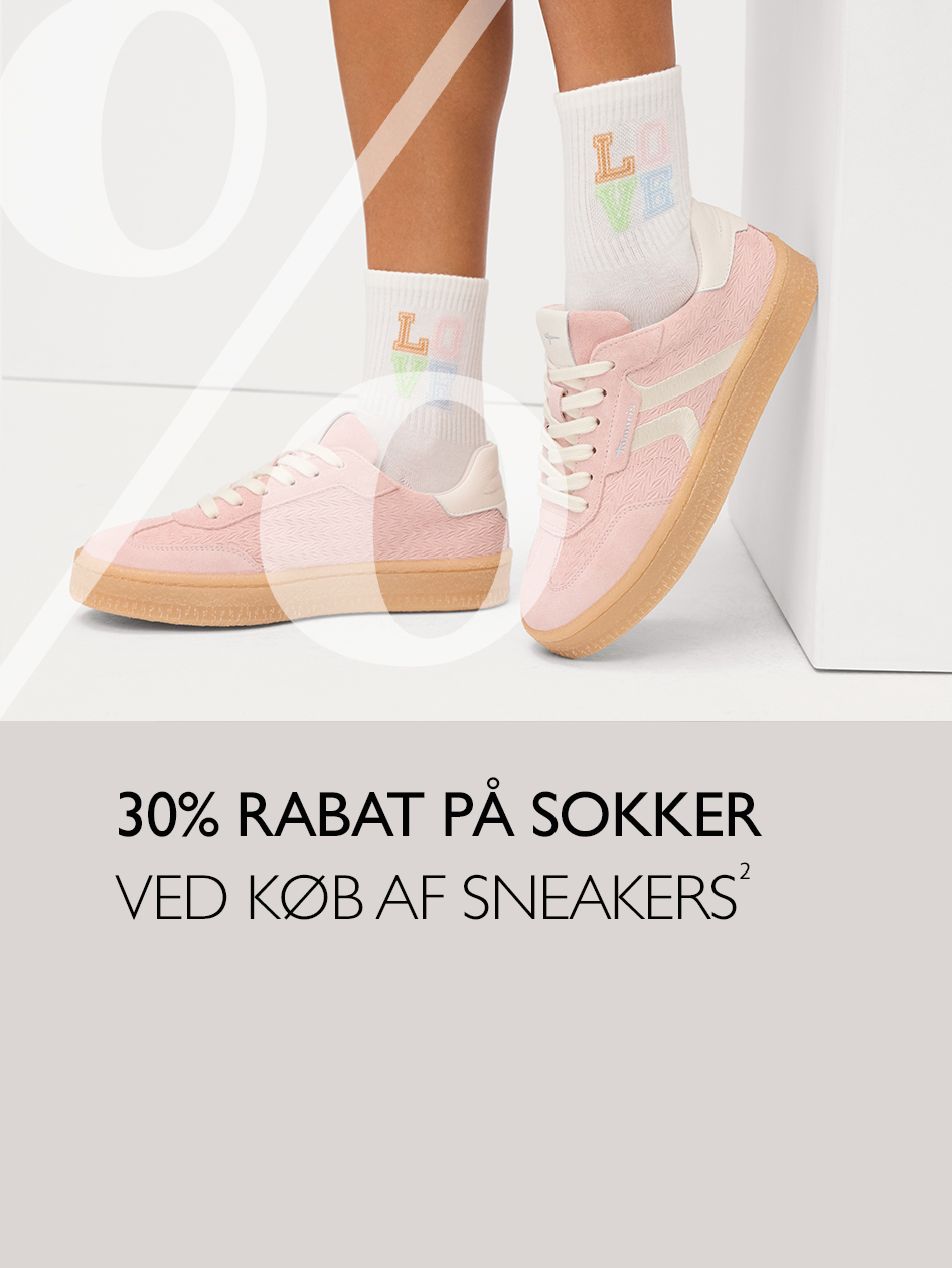 Lyser&oslash;de sneakers med hvide sokker med LOVE-tryk. Kampagne: 30 % p&aring; sokker ved k&oslash;b af et par sneakers.