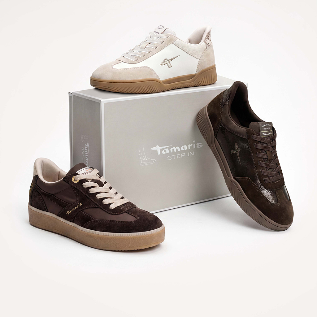 Tenisky Tamaris v b&iacute;l&eacute; a hněd&eacute; barvě naaranžovan&eacute; kolem &scaron;ed&eacute; krabice na boty Tamaris Step-In.
