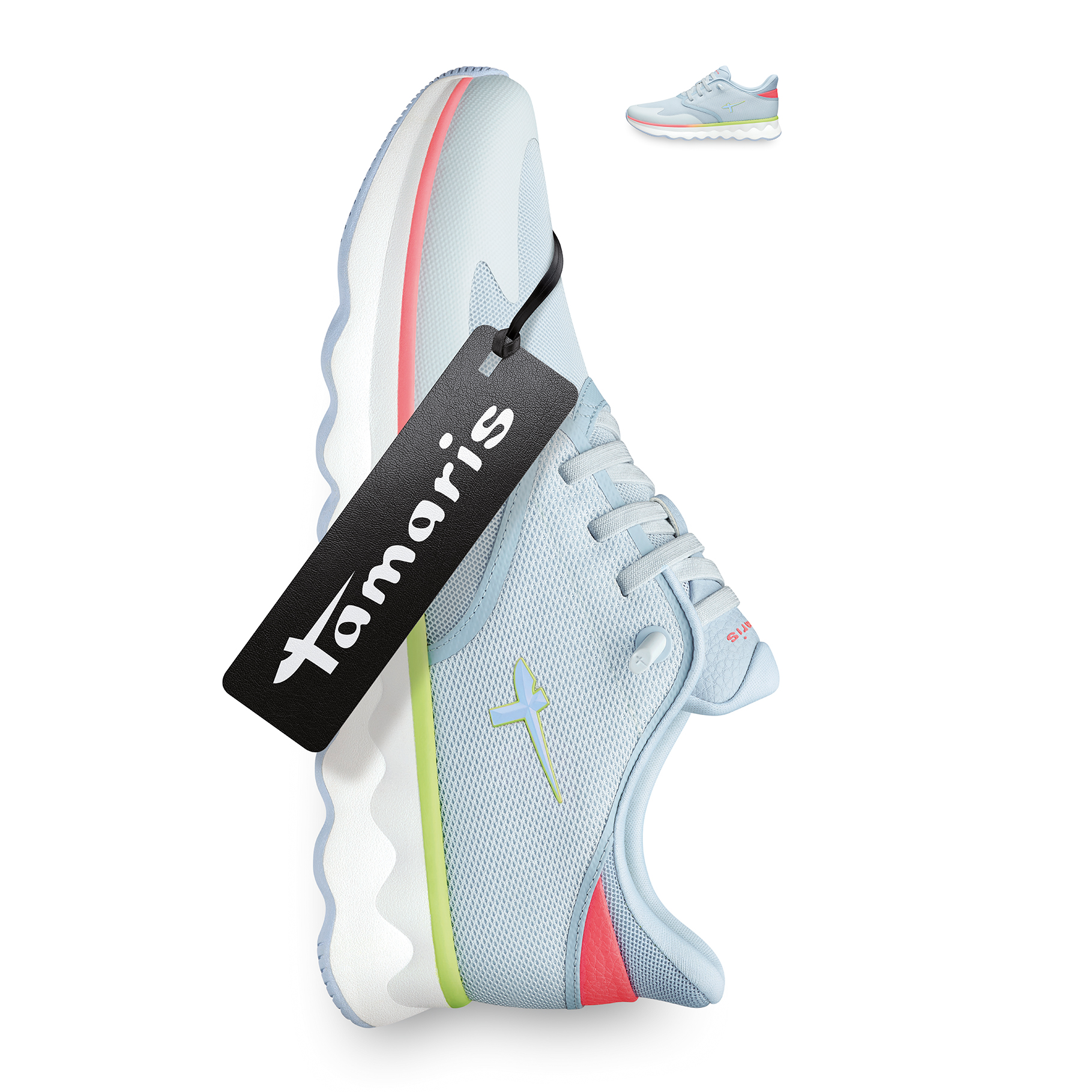 Chaussure de sport blanche en mesh avec des accents vert n&eacute;on et corail, &eacute;tiquette de marque noire et petite chaussure en arri&egrave;re-plan.