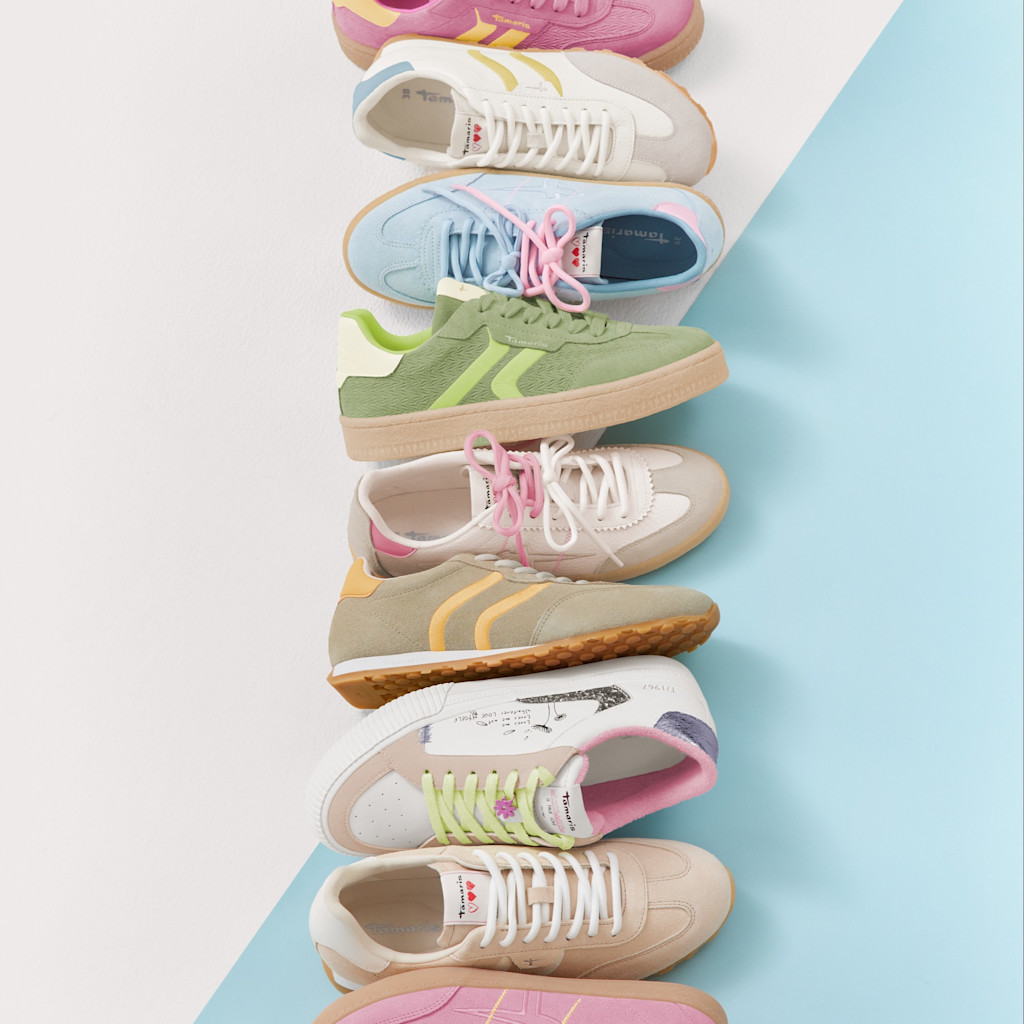 Baskets sportives aux couleurs pastel comme le rose, le bleu clair et le vert menthe, dispos&eacute;es en diagonale sur un fond bleu clair.