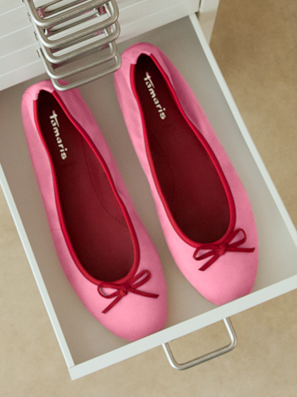 Rosa Ballerinas mit kleinen Schleifen in einer wei&szlig;en Schublade