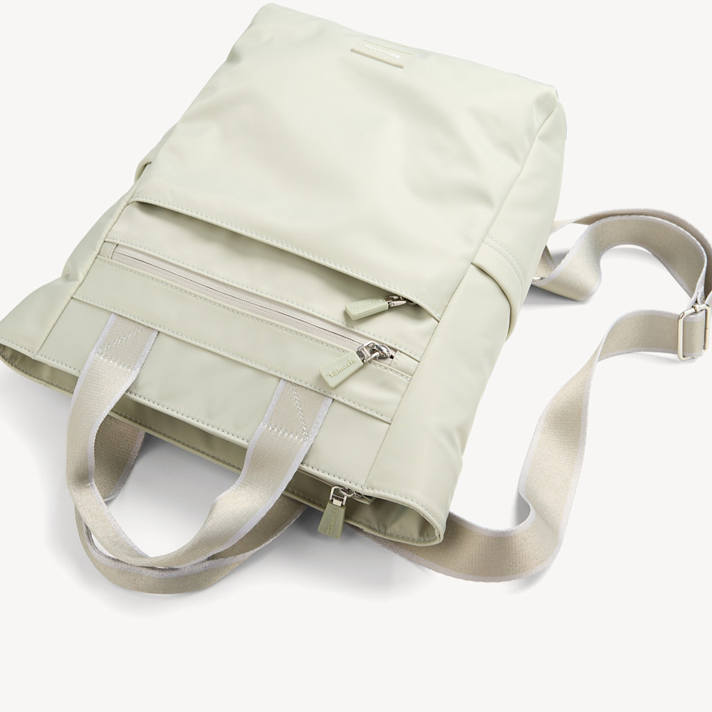 Zaino beige chiaro con cerniere multiple e spallacci regolabili su sfondo bianco