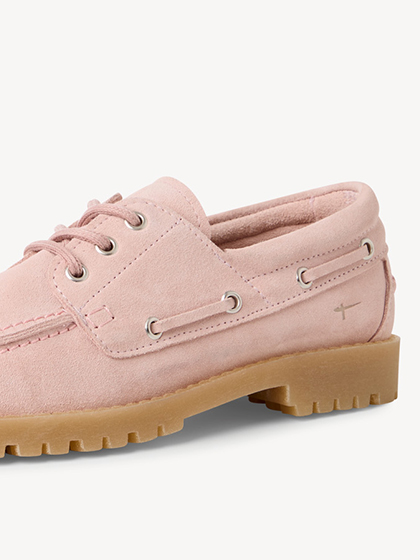 Scarpa da barca in pelle scamosciata rosa con suola in gomma beige e occhielli argentati.