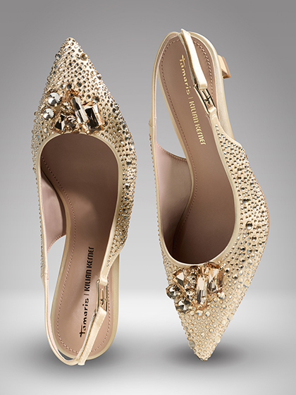 Goudkleurige slingback‑pumps van Tamaris x Kilian Kerner, versierd met strass‑steentjes.