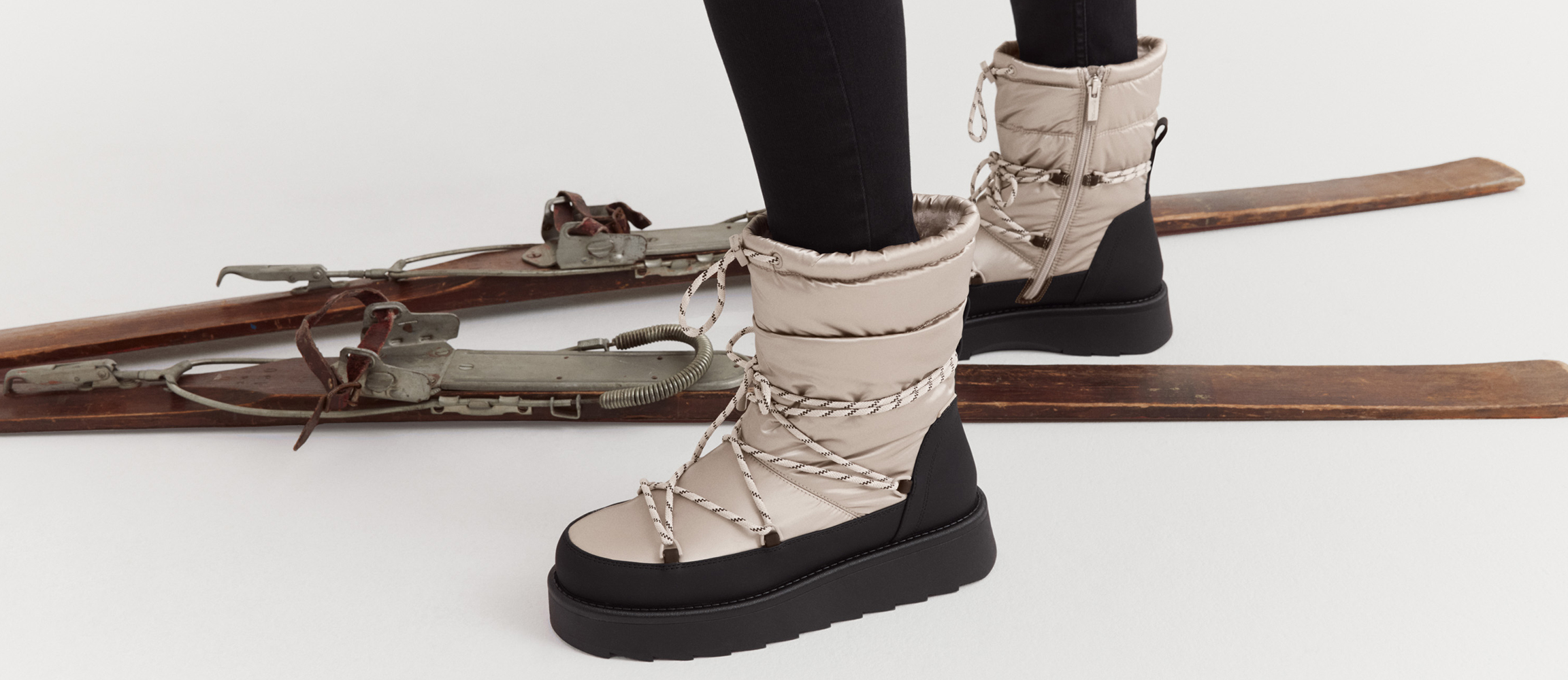 Beige Winterstiefel mit Metallic-Effekt, schwarzer Plateausohle und Schnürung