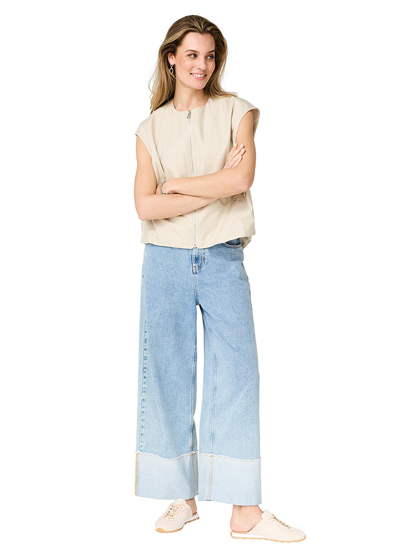 &Mu;&omicron;&nu;&tau;έ&rho;&nu;&omicron; outfit &mu;&epsilon; &mu;&pi;&epsilon;&zeta; &alpha;&mu;ά&nu;&iota;&kappa;&omicron; &gamma;&iota;&lambda;έ&kappa;&omicron;, &phi;&alpha;&rho;&delta;ύ &alpha;&nu;&omicron;&iota;&chi;&tau;ό &mu;&pi;&lambda;&epsilon; &tau;&zeta;&iota;&nu; &mu;&epsilon; &rho;&epsilon;&beta;έ&rho; &kappa;&alpha;&iota; &alpha;&nu;&omicron;&iota;&chi;&tau;ό&chi;&rho;&omega;&mu;&alpha; sneakers &pi;ά&nu;&omega; &sigma;&epsilon; &lambda;&epsilon;&upsilon;&kappa;ό &phi;ό&nu;&tau;&omicron;.