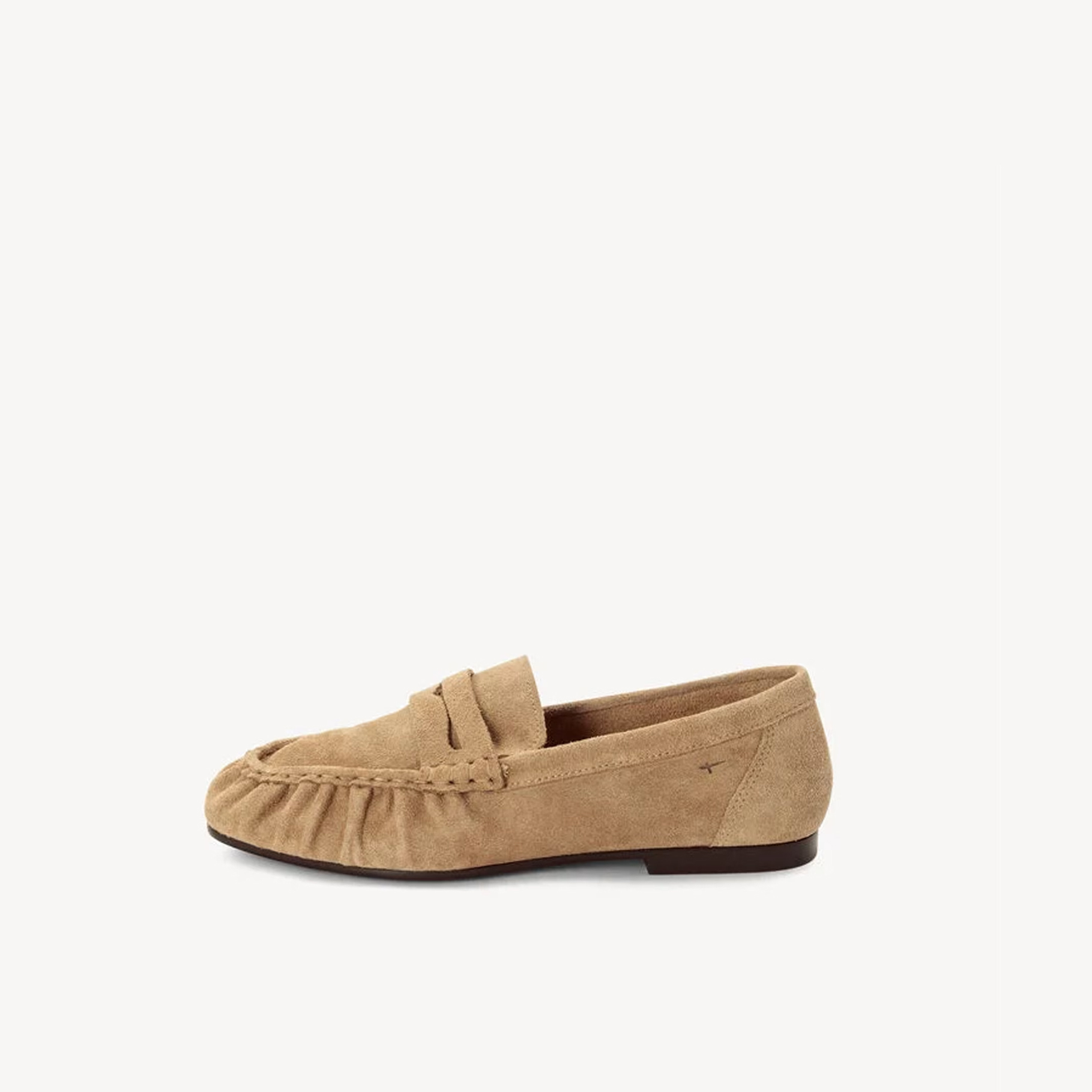 Beiger Wildleder-Loafer mit flacher dunkler Sohle und klassischem Penny-Steg, Seitenansicht auf wei&szlig;em Hintergrund.