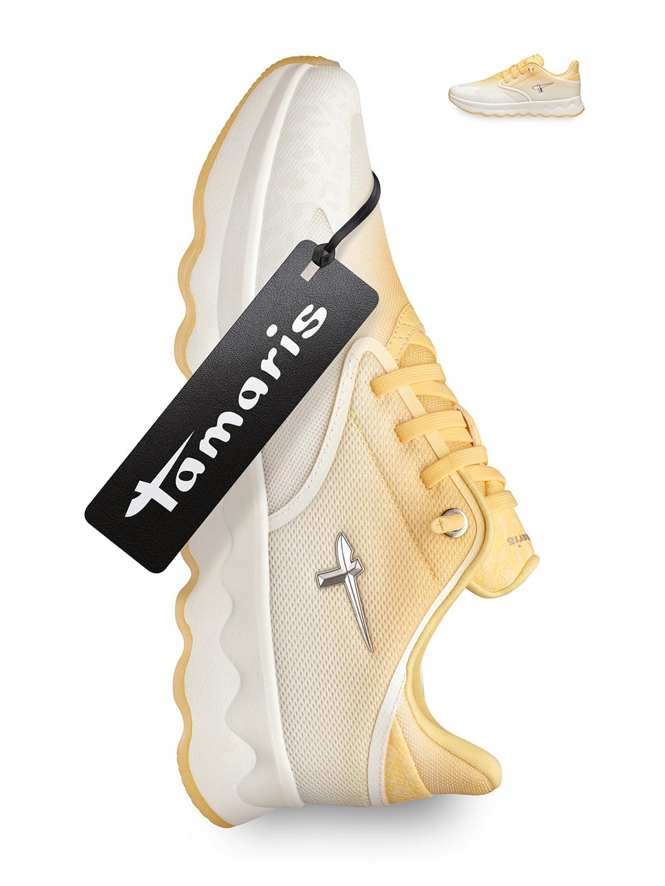 Hvid Tamaris sneaker med gule detaljer og sort m&aelig;rkevedh&aelig;ng, fotograferet p&aring; en hvid baggrund.