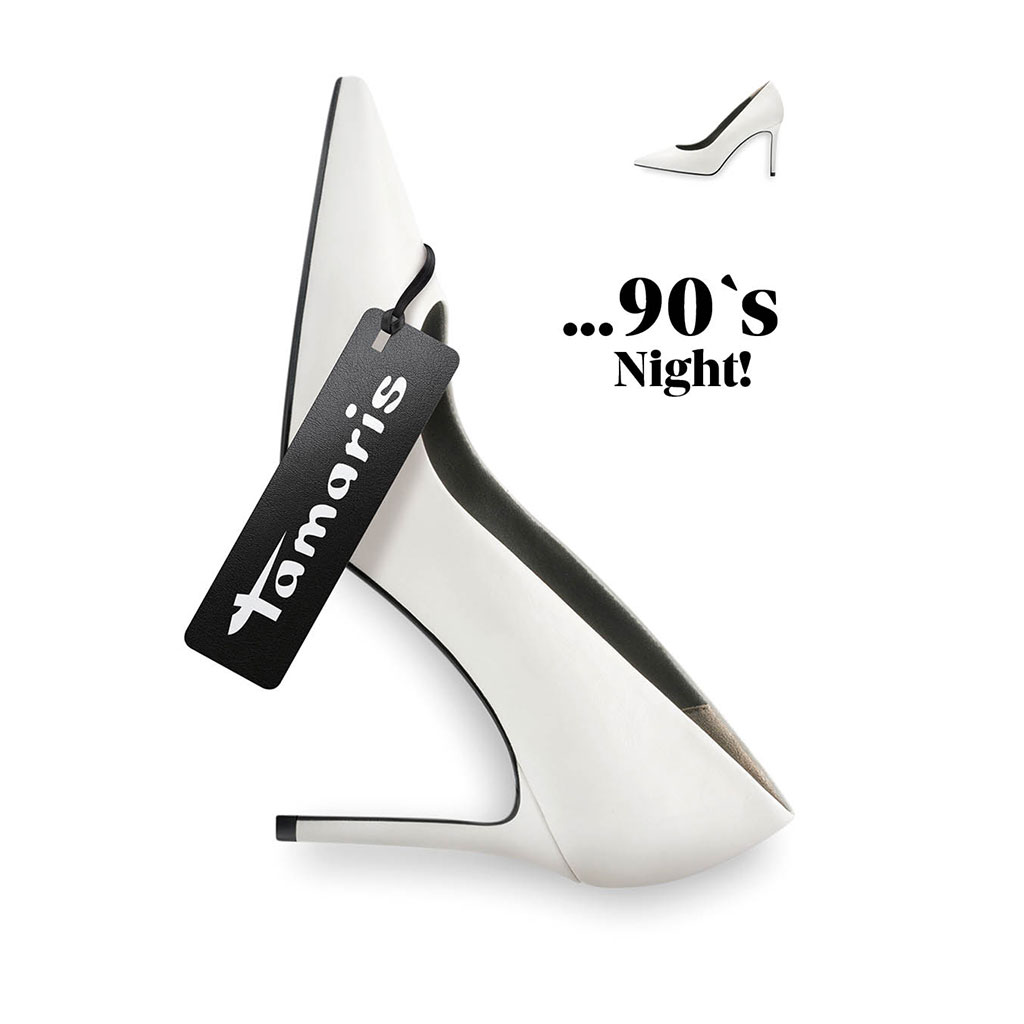 Wei&szlig;er Tamaris Stiletto-Pumps mit schwarzem Etikett, Schriftzug &bdquo;90's Night!" im 90er-Jahre-Stil auf wei&szlig;em Hintergrund.